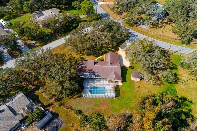 Building Photo - 10206 Lakeview Dr