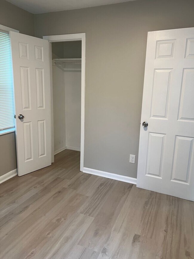 Building Photo - A beautiful newly renovated 3 Bed, 1 full ...