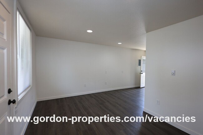 Building Photo - SE Arista Dr - 2 bedroom unit in the heart...