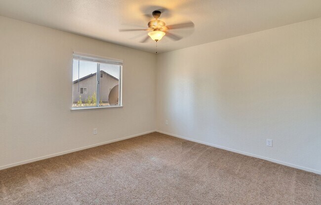 Building Photo - BEAUTIFUL 4 BEDROOM HOME WITH SWIMMING POOL!
