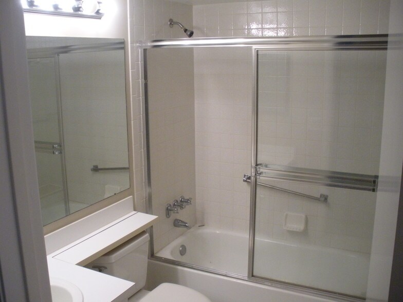 Building Photo - 208 Foxtail Dr