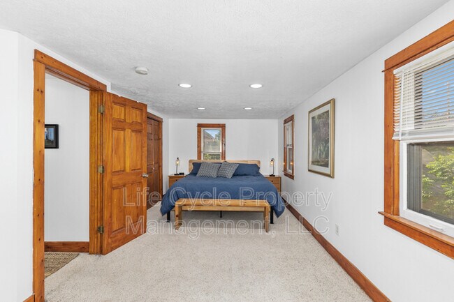 Building Photo - 1355 Bemis St SE