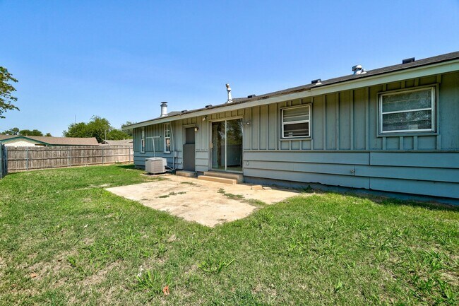 Building Photo - Nice 4 Bed 1.5 Baths Located near Tinker Diagonal