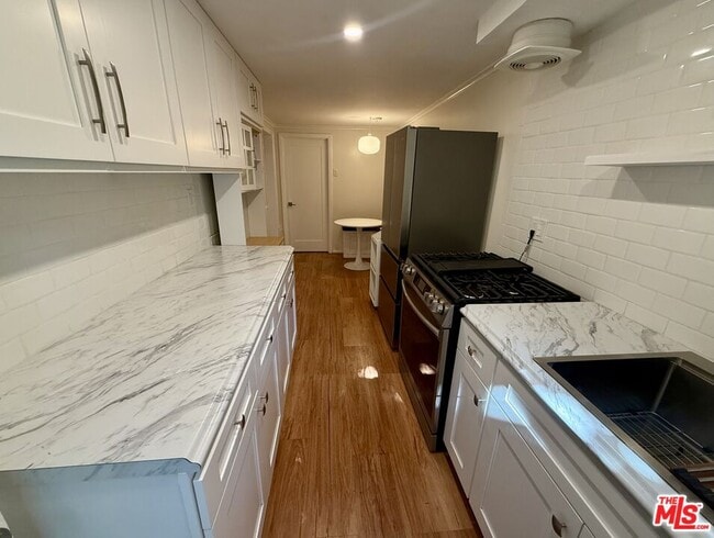 Building Photo - 1926 Hillcrest Rd