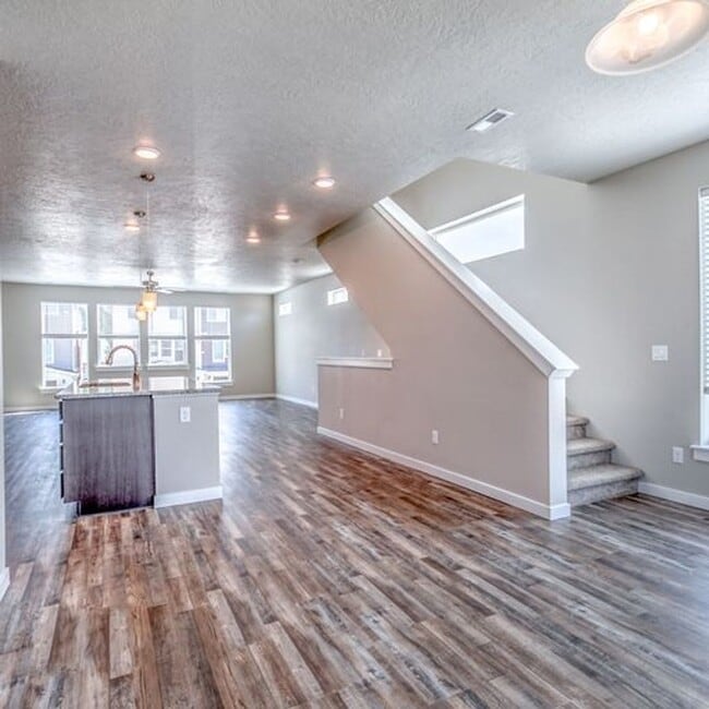Building Photo - 4-Bedroom Townhome in West Boise
