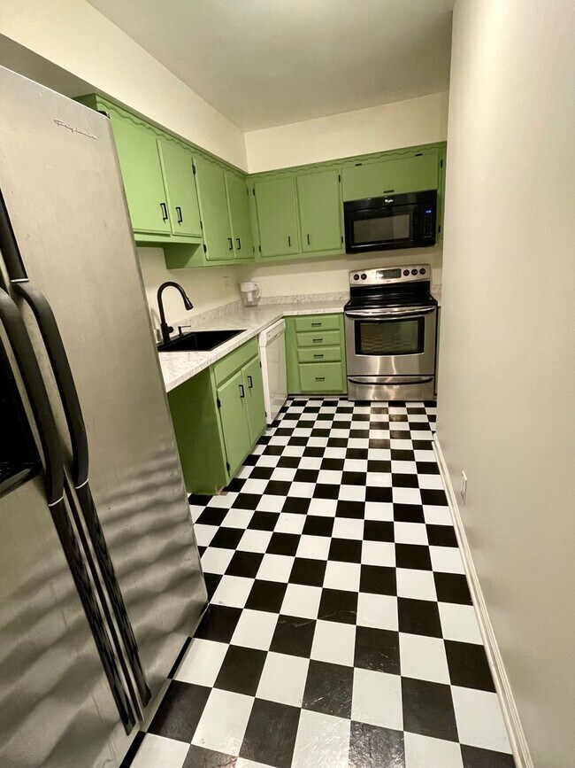 Building Photo - 515 Basswood Ave