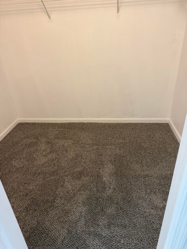 Building Photo - 137 SW Meade Cir