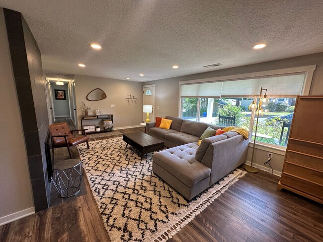 Building Photo - Luxury Furnished Rental in Milwaukie