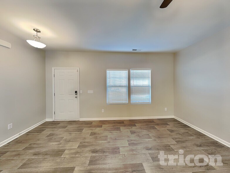 Building Photo - 635 Spencer Ln