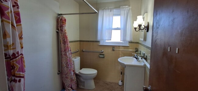 Building Photo - 3 Bedroom 1.5 Bathroom Available in Lancaster!