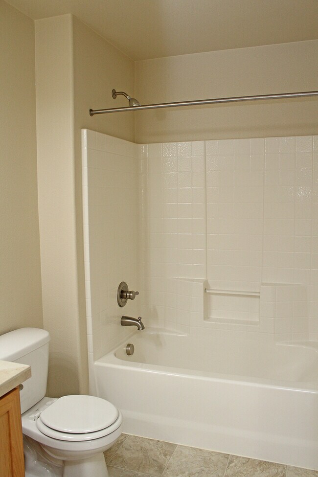 Building Photo - 321 NE Edgeway Drive