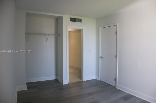Building Photo - 3301 N Country Club Dr