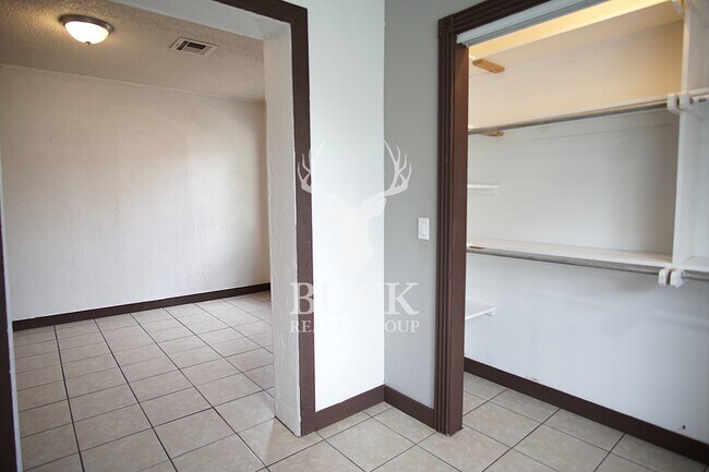 Building Photo - 211 E Harmon Dr