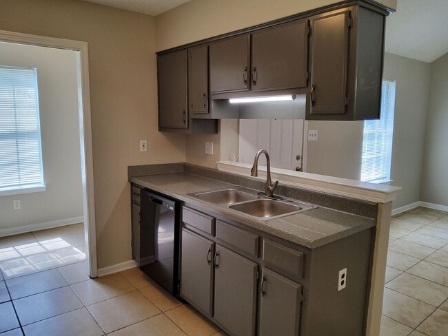 Building Photo - 4582 Summer Creek N