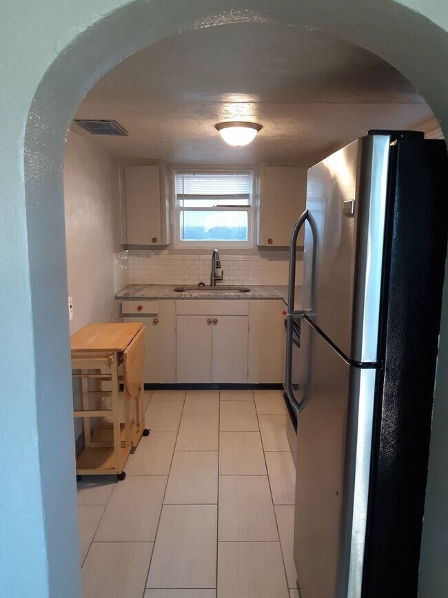 Building Photo - Nice Basement Duplex