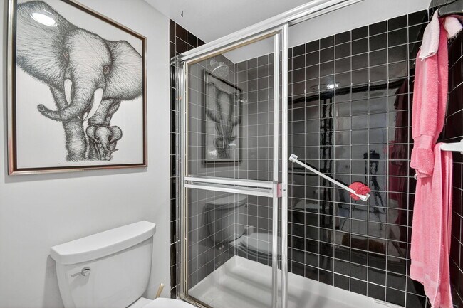 Building Photo - 8200 Lakeshore Dr