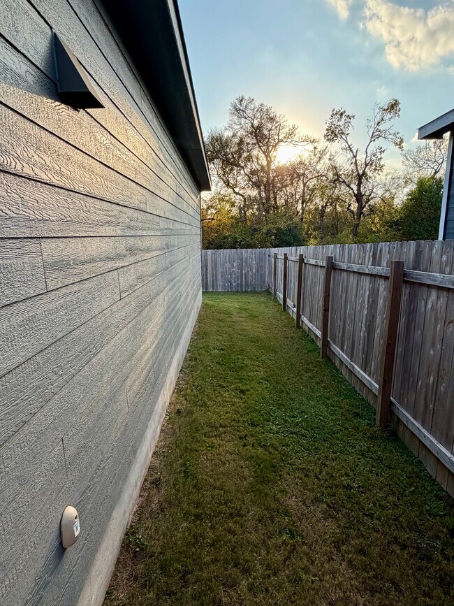 Building Photo - 2821 Dezmond Diamond Ct