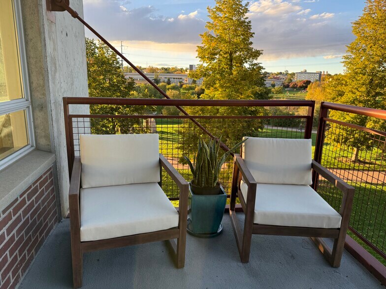 Building Photo - 2000 Little Raven St