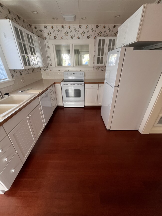 Building Photo - 118 E Chelan Ave