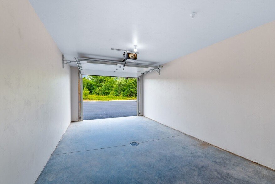 Building Photo - 352 Deschane Ave