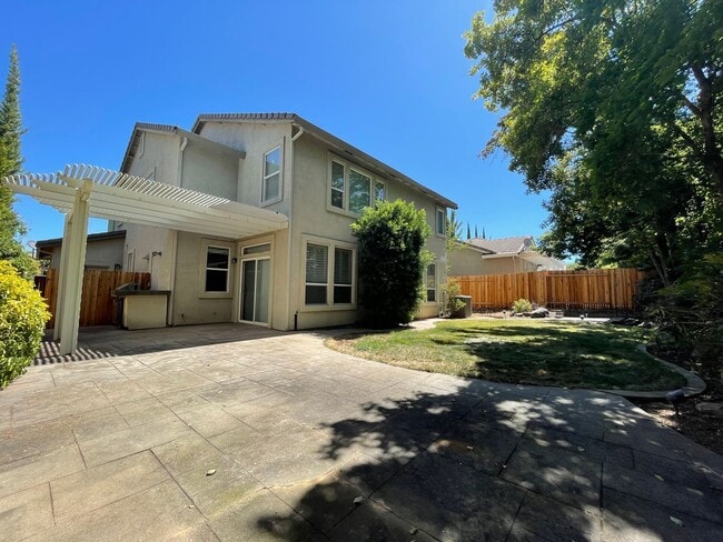 Building Photo - Kitchen Island, Covered Patio w/ Outdoor B...