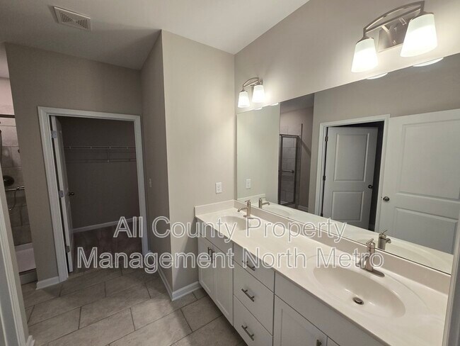 Building Photo - 490 Tall Pnes Ter