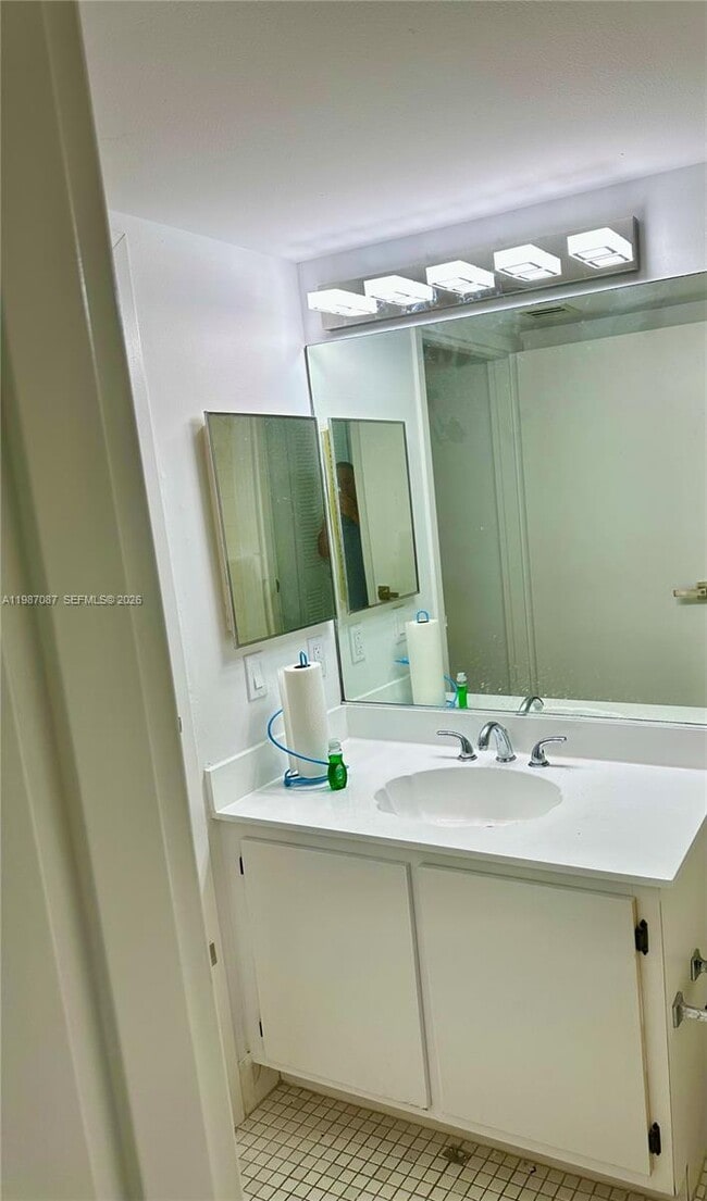 Building Photo - 7601 E Treasure Dr