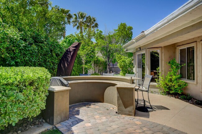Building Photo - Single Story in Country Club Hills!