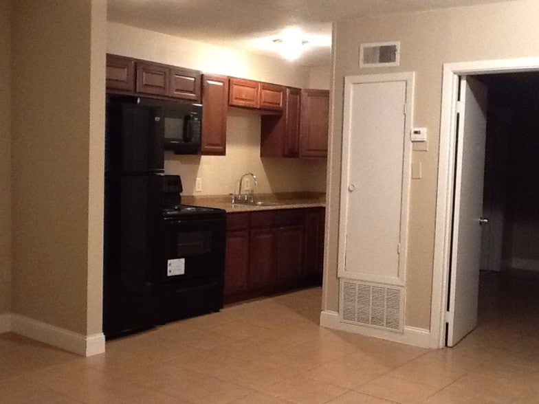 Primary Photo - 2108 Willow St