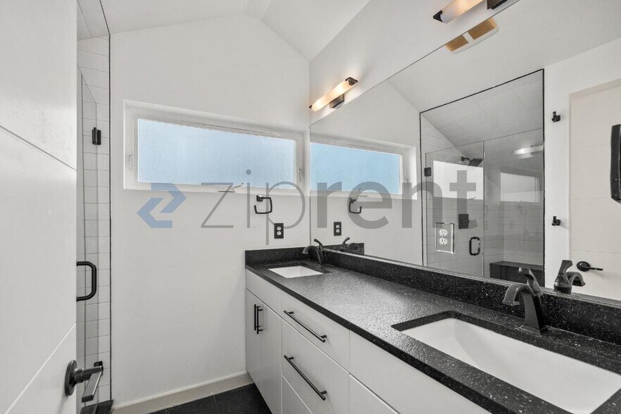 Building Photo - Unit