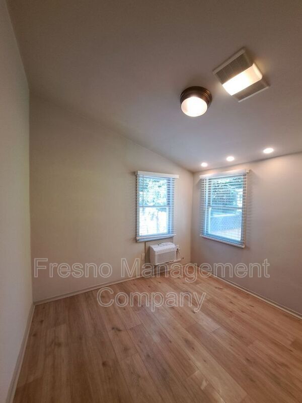 Building Photo - 827 E Dudley Ave