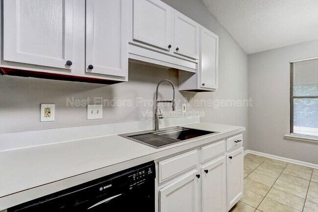 Building Photo - 10460 Roxbury Ln