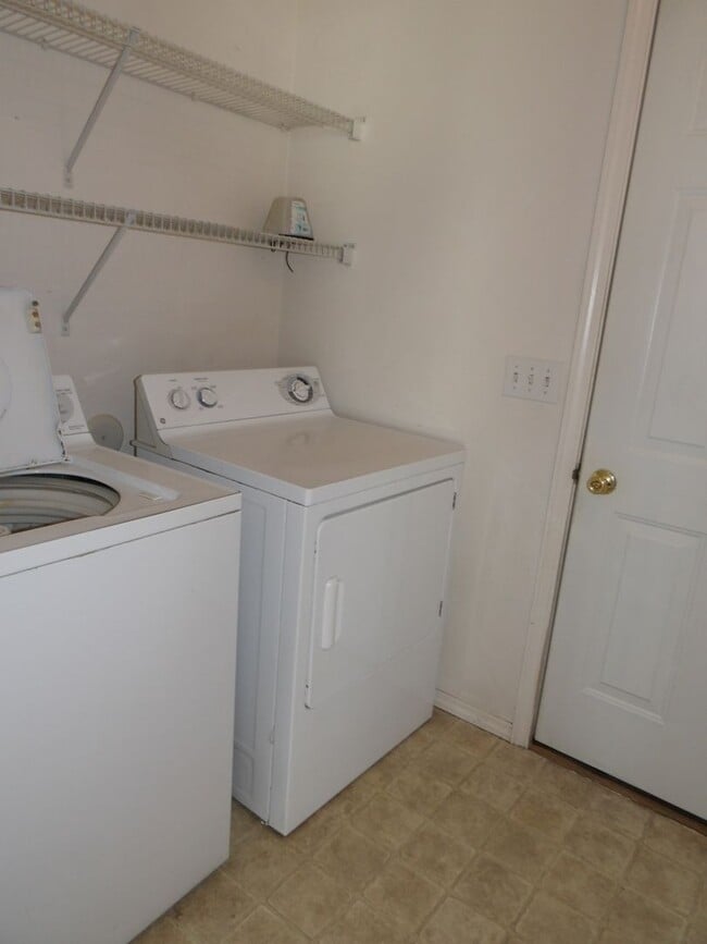 Building Photo - Home in the Landings!