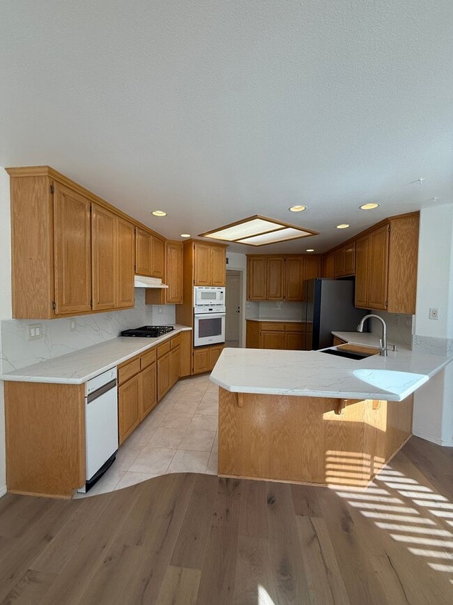Building Photo - Beautifully Updated Single Story Home in The Country Club Near The Golf Course
