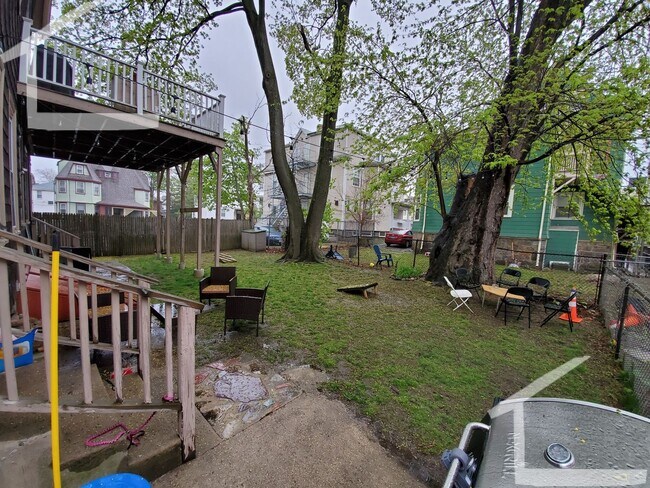 Building Photo - BU 1-bed split(2 Bedroom w/o LR) w/heat