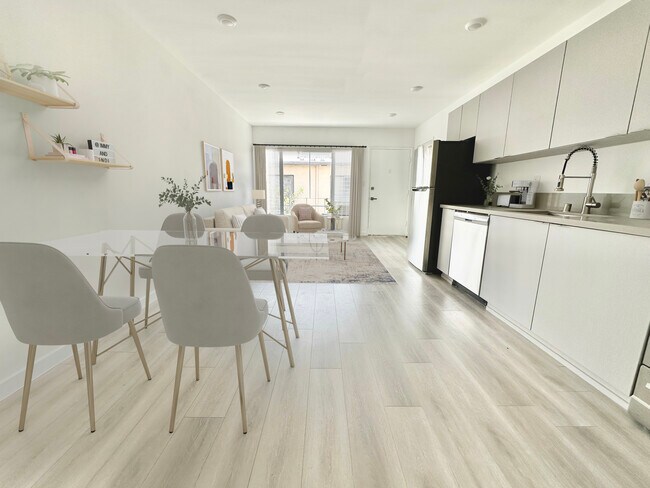 Building Photo - 318 S Mariposa Ave