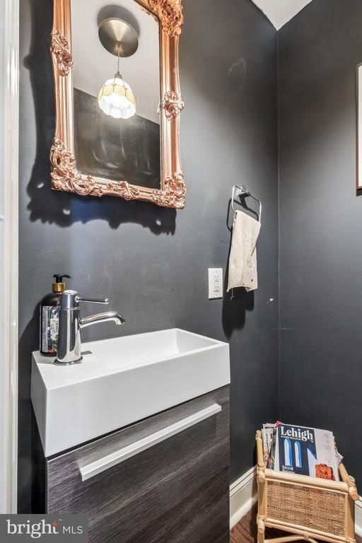 Building Photo - 1816 Dickinson St