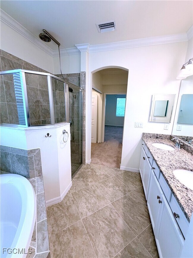 Building Photo - 1980 Wellington St