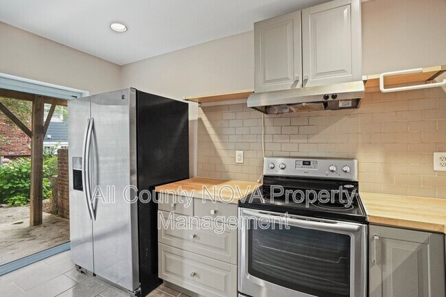 Building Photo - 6428 Earlham Dr