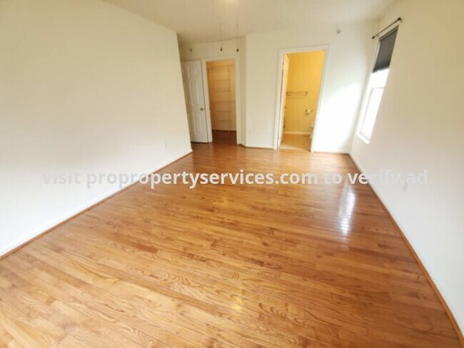 Building Photo - Beautiful Top Floor Garden Condo In Frederick