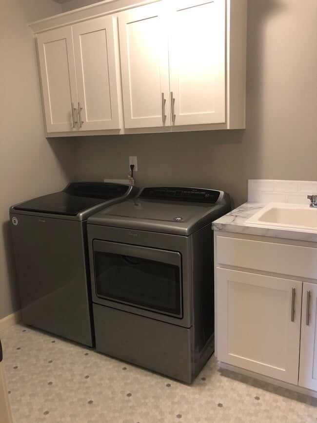 Building Photo - Gorgeous Townhome