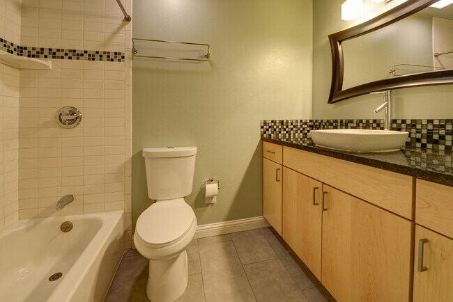 Building Photo - Updated 3 Bed 2.5 Bath North Boulder Townhome!