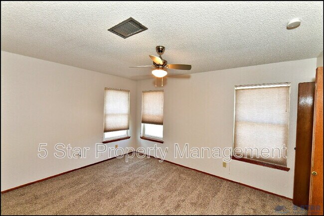 Building Photo - 529 Castlerock Ln