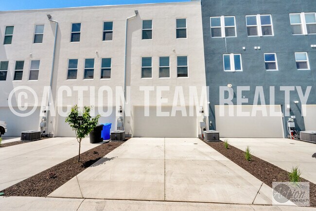 Building Photo - New Townhome in Farmington!