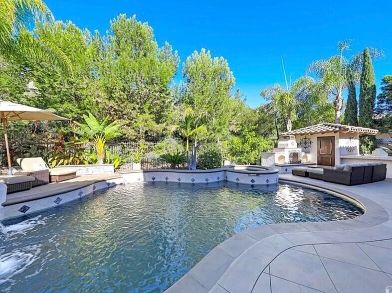 Building Photo - 2531 Costero Magestuoso