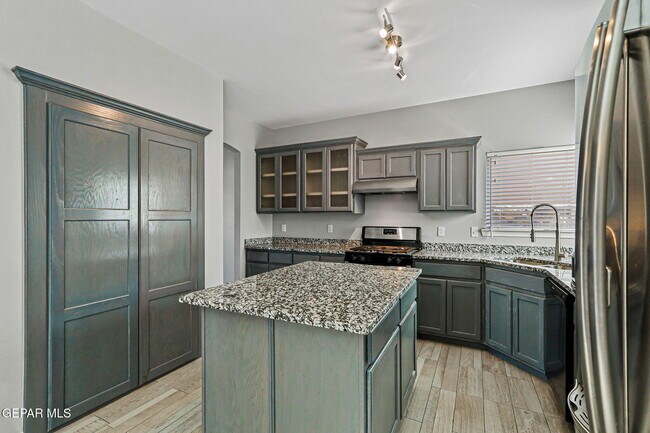 Building Photo - 2137 Shreya St