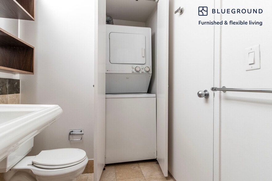 Building Photo - 130 W 15th St