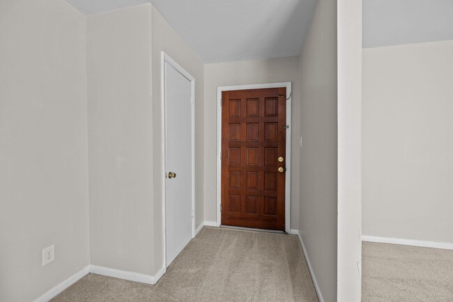 Building Photo - *MOVE IN READY* 3 Bed, 2 Bath Condo, Close to Uptown!!!