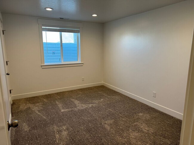 Building Photo - 3 Bedroom 2 Bathroom -Basement Apartment-Saddlebrook Dr. Santaquin