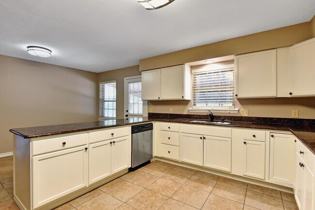 Building Photo - 820 Maple St